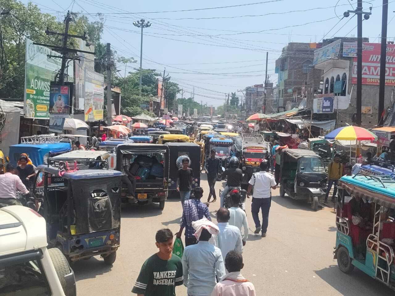 Madhubani News : सड़क जाम में फंसकर दिनभर हांफते रहे शहरवासी व आम यात्री