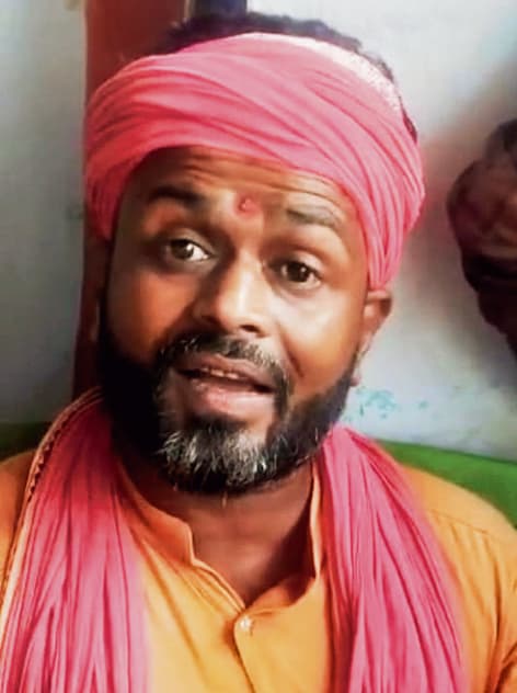 बच्चा चोर समझ कर दरभंगा के साधु को ग्रामीणों ने किया पुलिस के हवाले