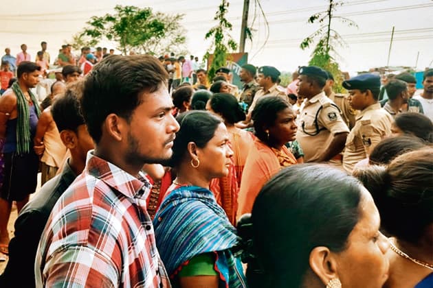 बारात जा रही स्काॅर्पियो पानी भरे गड्ढे में जा गिरी, एक युवक की गयी जान