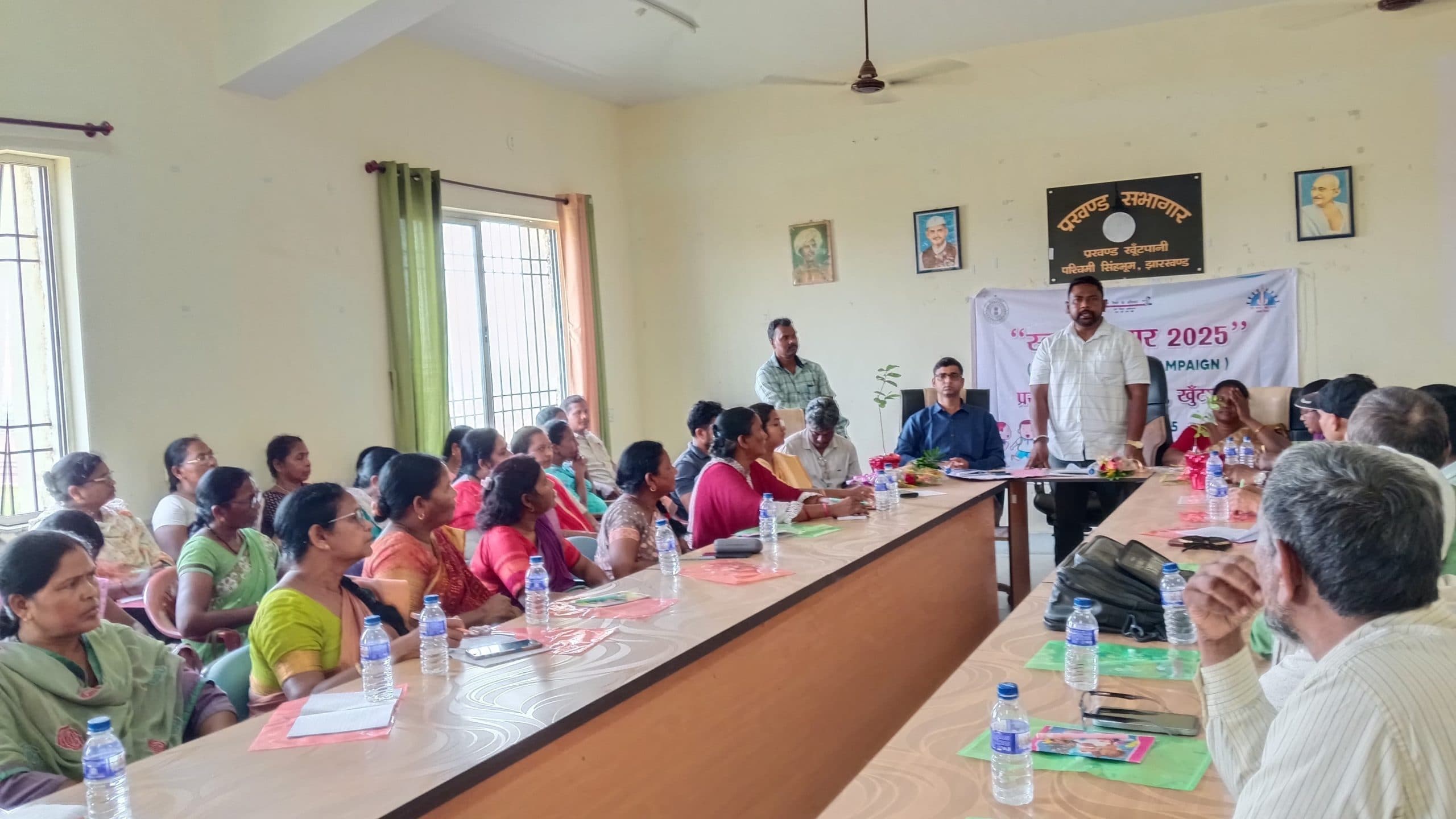 Seraikela News : बच्चों का भविष्य संवारने के लिए उन्हें स्कूल से जोड़ें : होनहागा