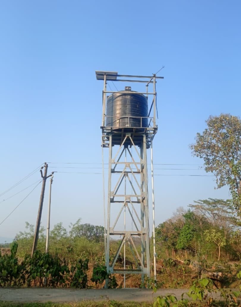 Seraikela News : पानी के लिए तरस रहे ग्रामीण चापाकल पर लगी लंबी कतार