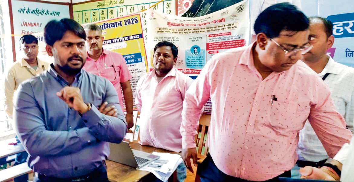 डीएम ने माने गांव में लगाये गये भीम समग्र सेवा शिविर का लिया जायजा