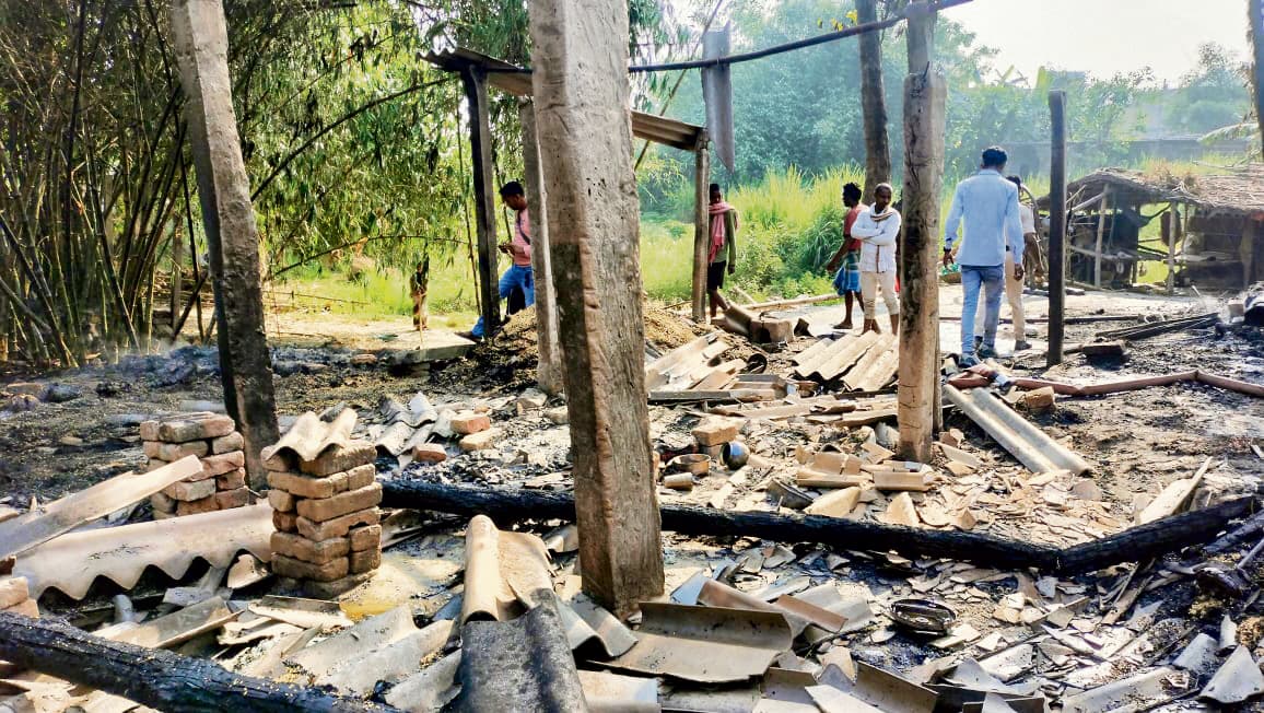 hajipur news. शॉर्ट सर्किट से महादलित बस्ती में 14 घर जलकर राख