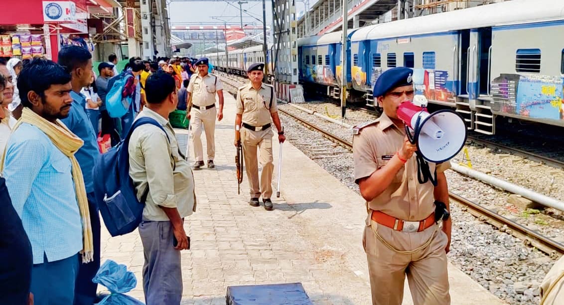 Gaya News : इंडियन आर्मी के ऑपरेशन के बाद हाइ अलर्ट पर गया जंक्शन