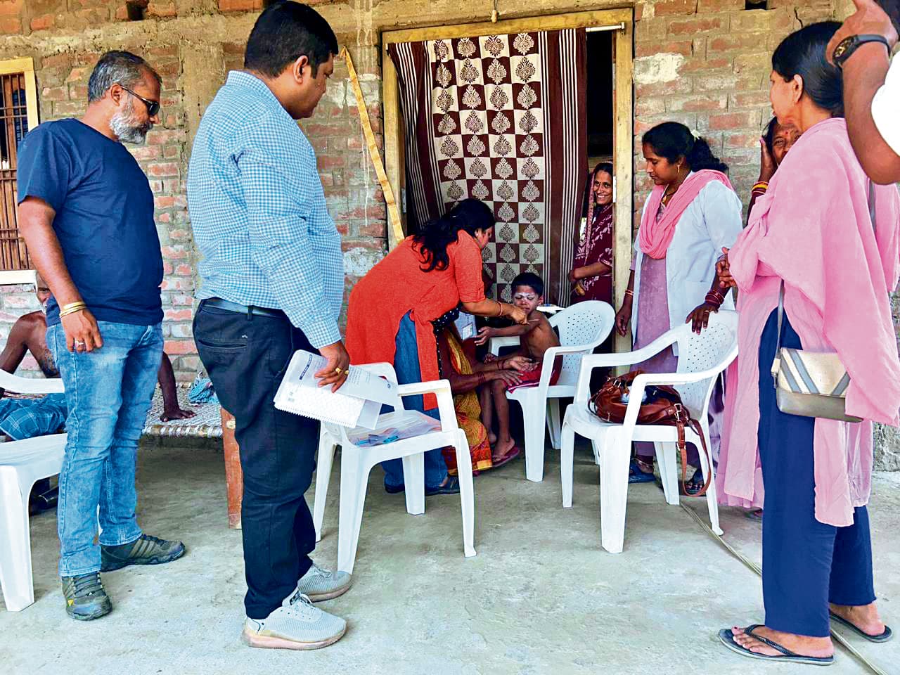 hajipur news. हरिहरपुर में मिले चिकेन पॉक्स के 19 संभावित मरीज, नौ का लिया गया ब्लड सैंपल