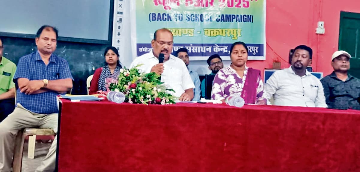 West singhbhum News : अभिभावकों की रुचि में कमी से बच्चों की शिक्षा में आ रही रुकावट : बीडीओ