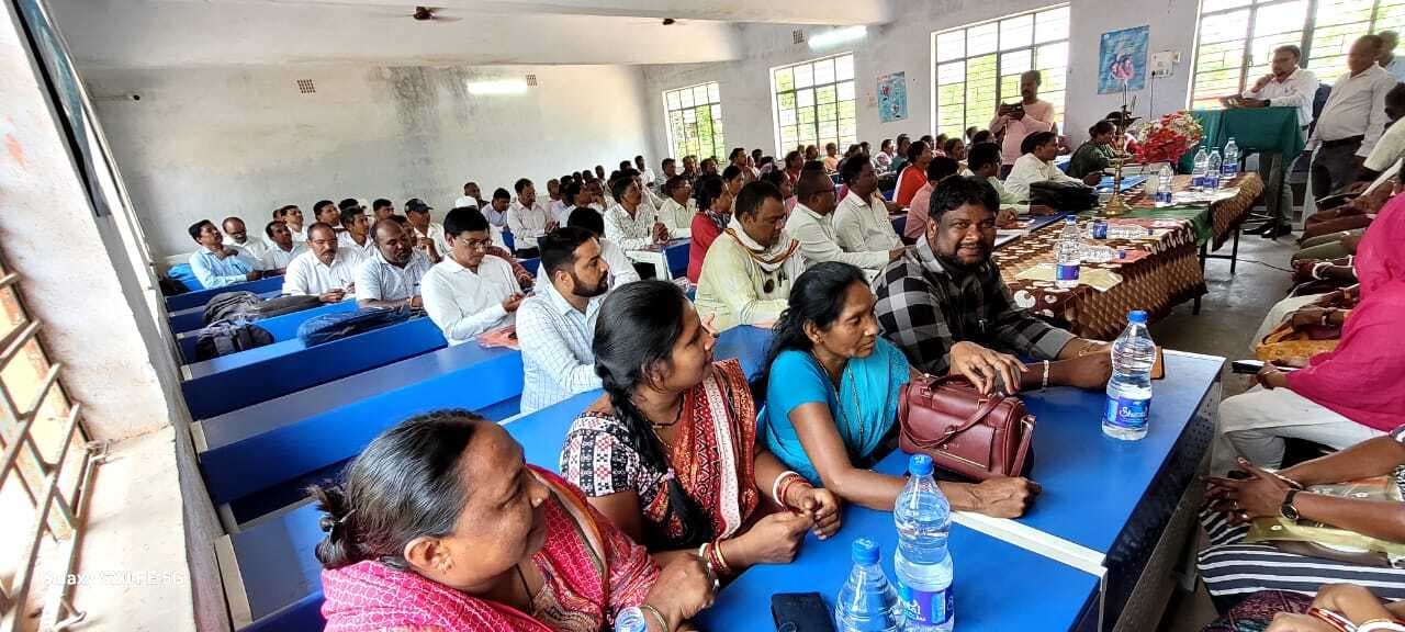 West Singhbhum News : 5 से 18 साल के हर बच्चे को स्कूल से जोड़ें : बीडीओ