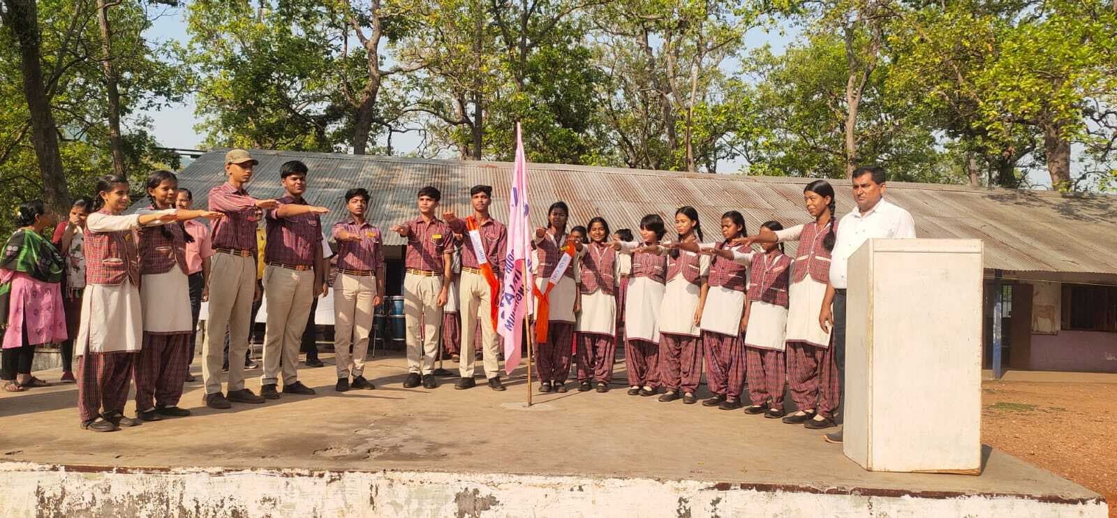 West SInghbhum News : सौरव हेड ब्वॉय, शालू बनी हेड गर्ल