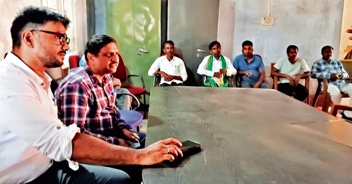 Saraikela Kharsawan News : झिमड़ी घटना के 12 दिन बाद प्रशासन ने ग्रामीणों के साथ बैठक की, दिया आश्वासन