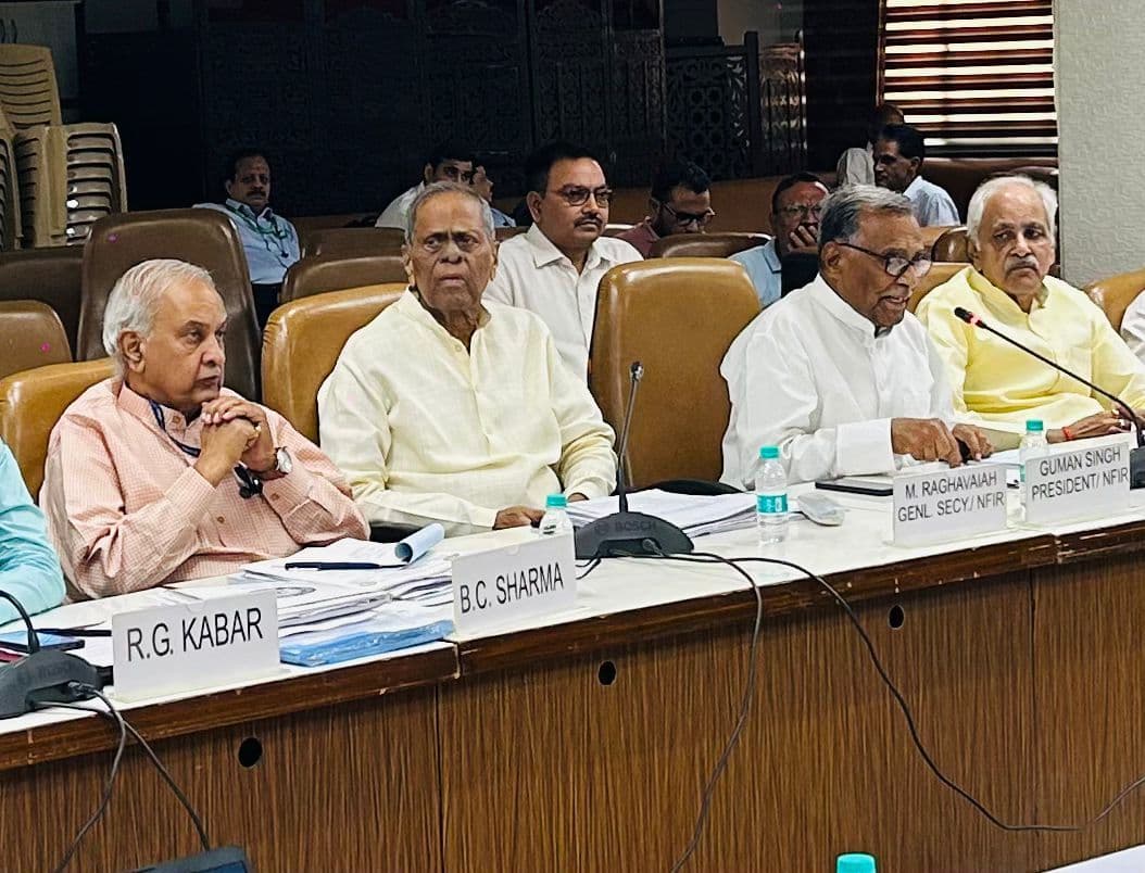 West Singhbhum News : रेलकर्मियों के लंबित मामलों पर केंद्र सरकार की चुप्पी चिंताजनक