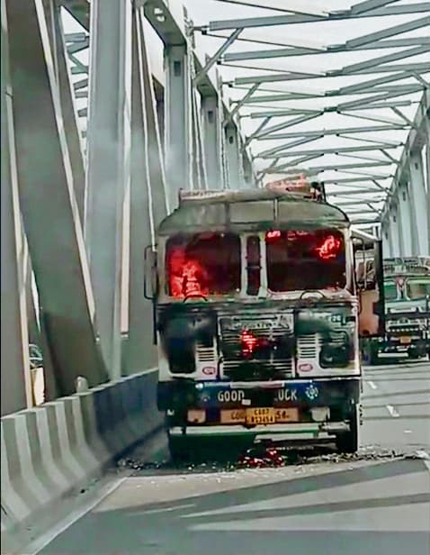 hajipur news. गांधी सेतु पर चलते तेल टैंकर में लगी आग