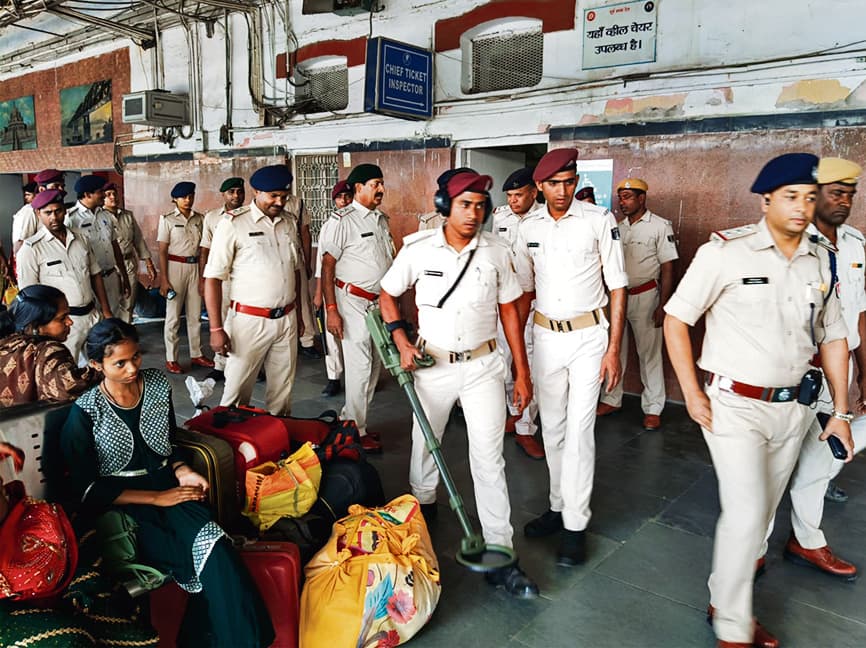 hajipur news. एबनॉर्मल गतिविधियों की सूचना तत्काल आरपीएफ या जीआरपी को दें