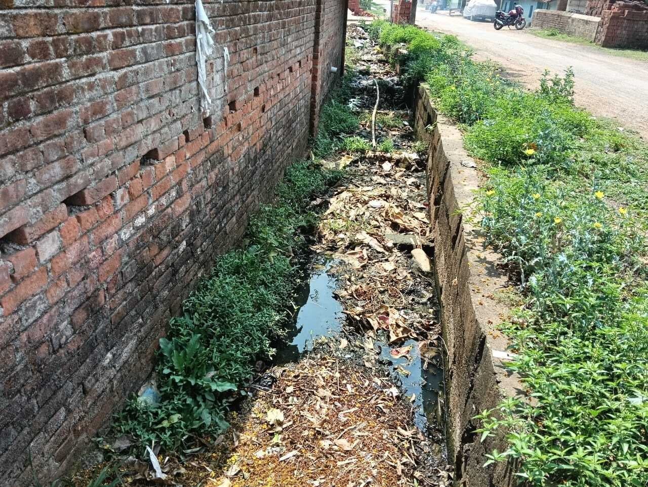 दिगलपहाड़ी नहर को ग्रामीणों ने बना दिया कूड़ेदान