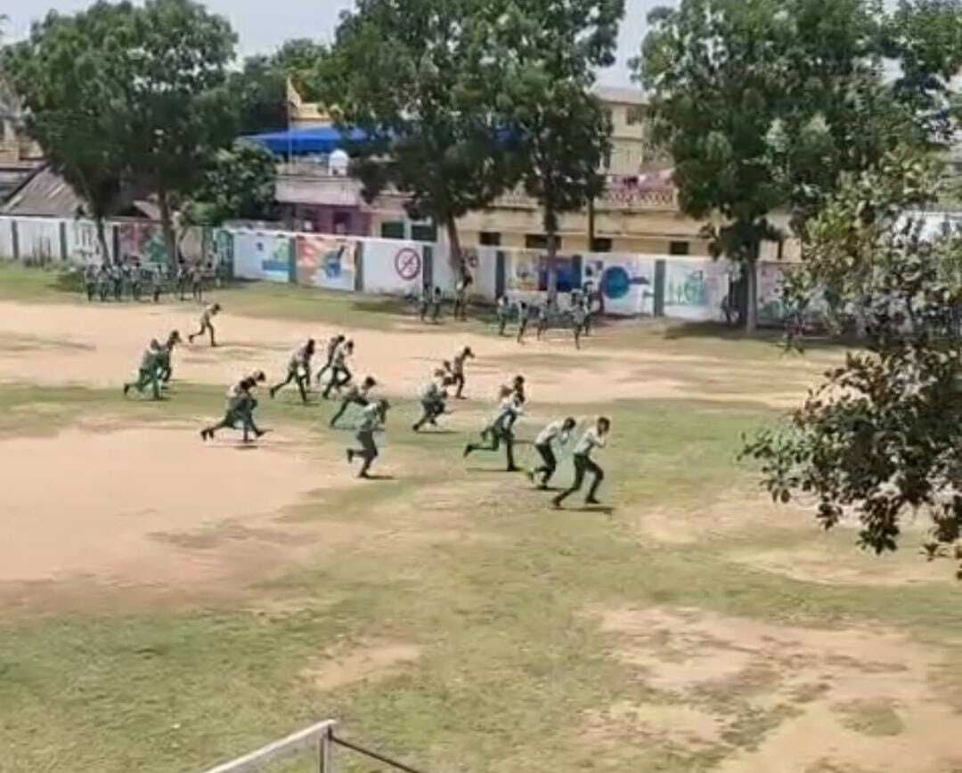 East Singhbhum News : सायरन की आवाज सुनते ही मैदान से भाग कर क्लासरूम में छिपे बच्चे