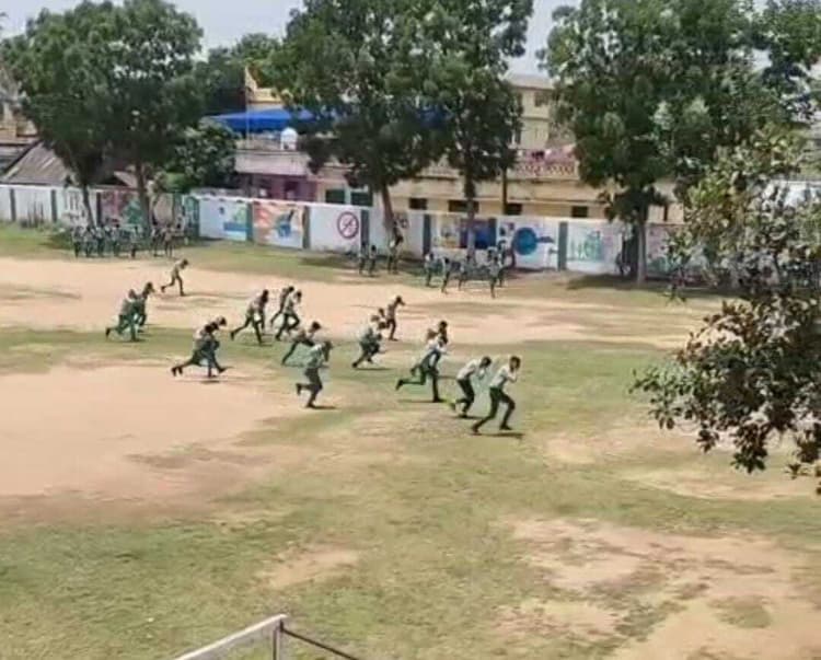 East Singhbhum News : सायरन की आवाज सुनते ही मैदान से भाग कर क्लासरूम में छिपे बच्चे