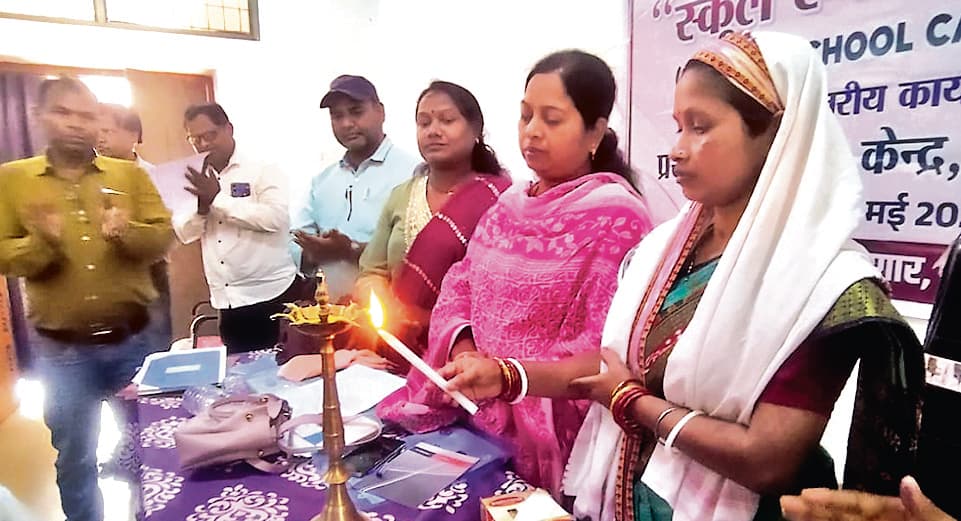 West Singhbhum News : 18 वर्ष तक के शत- प्रतिशत बच्चों का नामांकन सुनिश्चित करें : बीइइओ