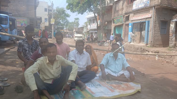 Samastipur News:एनएच-122 बी की अधिग्रहित भूमि की मापी में अनियमितता के विरोध में रोड जाम