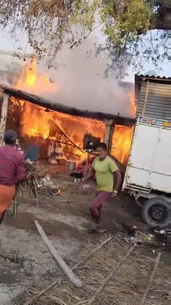 Samastipur News:चकसिकंदर में आग लगने से तीन घर जल कर खाक
