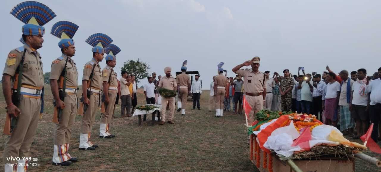 Giridih News :सीआरपीएफ जवान का शव पहुंचा गांव, दी गयी सलामी