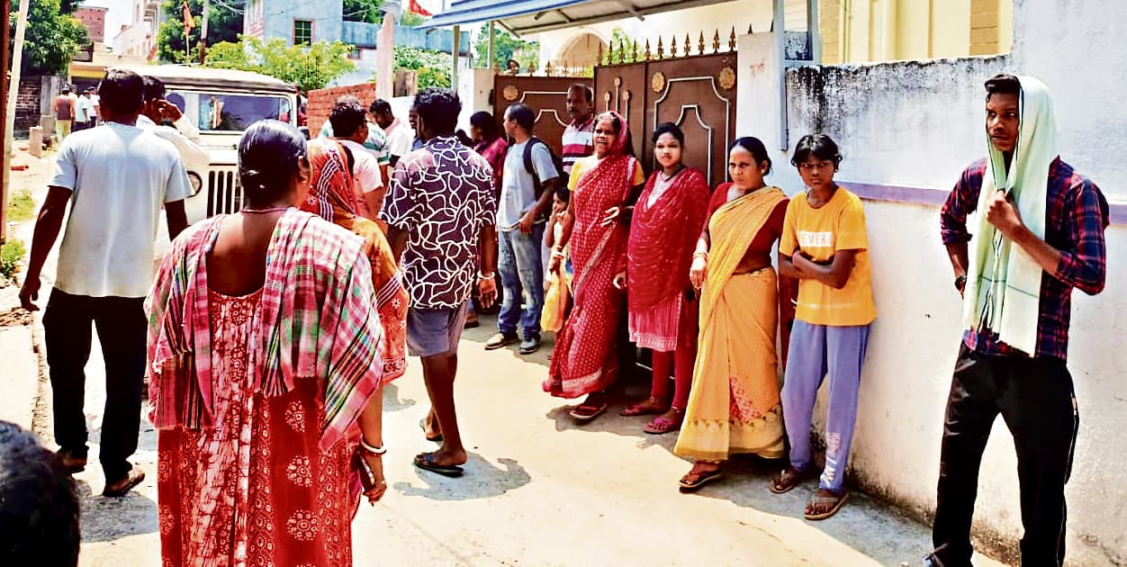 East Singhbhum News : काशिदा में दिनदहाड़े चोरी की कोशिश, दो महिलाएं पकड़ी गयीं