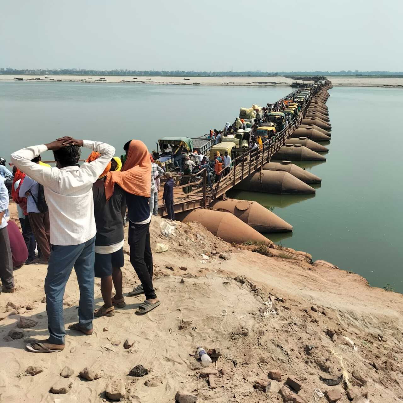 पीपा पुल पर जाम में फंसे वाहन व दियारा के लोग