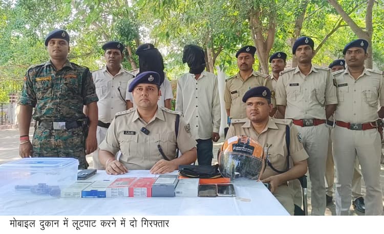 हथियार के बल पर दुकान से लूटा आधा दर्जन मोबाइल