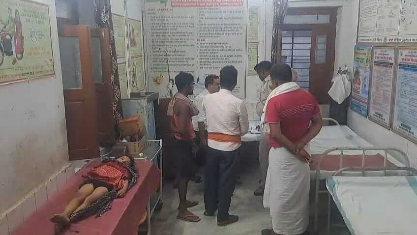 घर के आंगन में खेल रहे भाई-बहन पर गिरा दीवारी, बच्ची की मौत