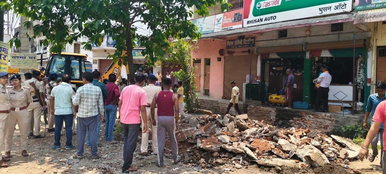 प्रशासन का चला अतिक्रमण व अवैध ऑटो स्टैंड के खिलाफ बुलडोजर