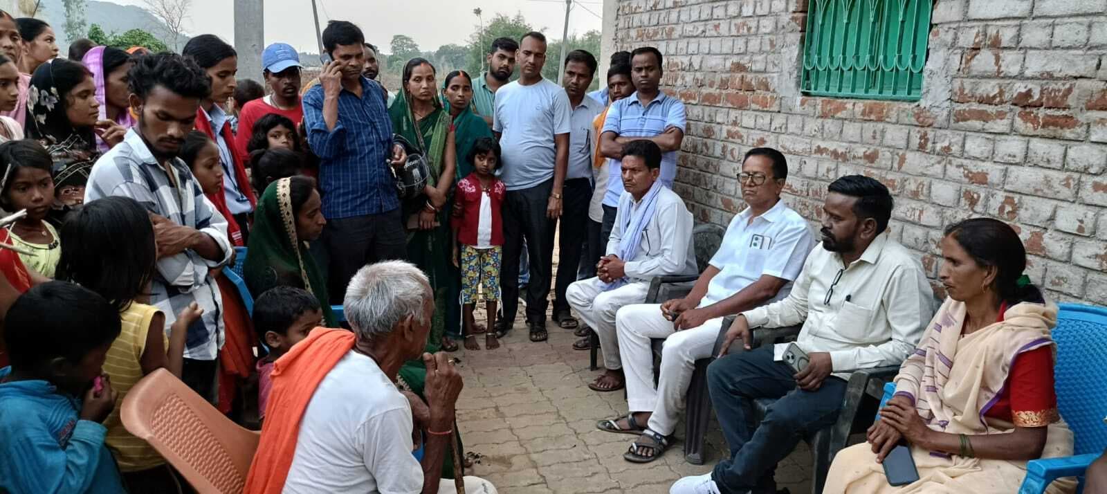 Giridih News: नाइजर में फंसे मजदूरों के परिजनों से मिले सिंदरी विधायक