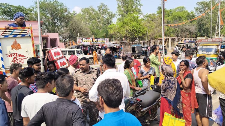 Giridih News: बाइक की डिक्की से दो लाख की चोरी