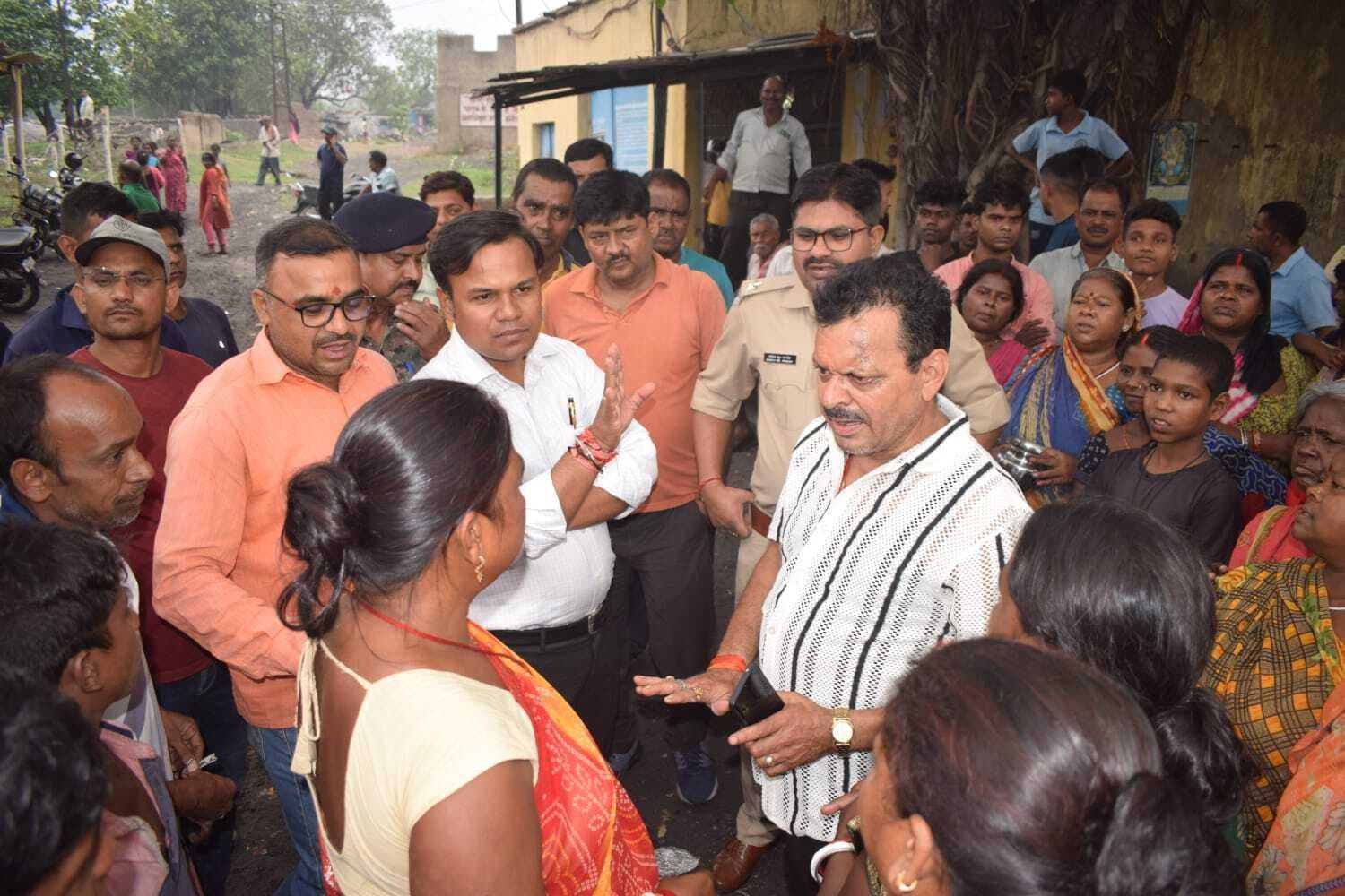 Dhanbad News : बॉयलर का स्क्रैप काट रहे लोगों का विरोध, हंगामा