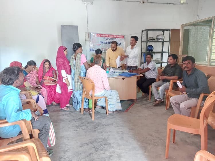 शिविर में लोगों को दी याेजनाओं की जानकारी
