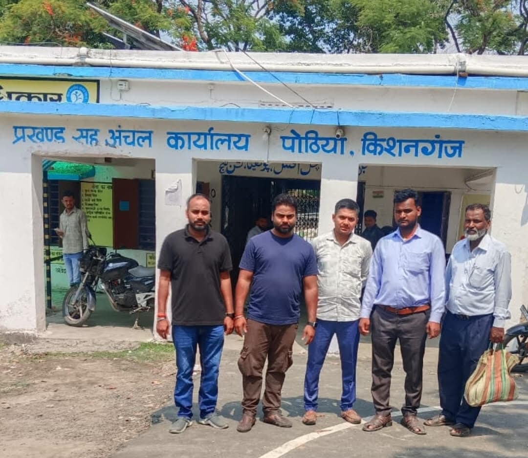 सामूहिक अवकाश पर गये राजस्व कर्मचारी