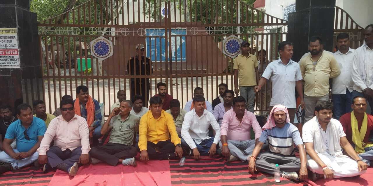 Dhanbad News: भाजपा का सिंफर डिगवाडीह के मेनगेट के समक्ष धरना