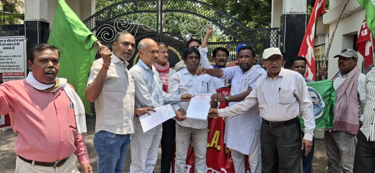 Bokaro News : यूनियनों ने हड़ताल काे लेकर सौंपा ज्ञापन