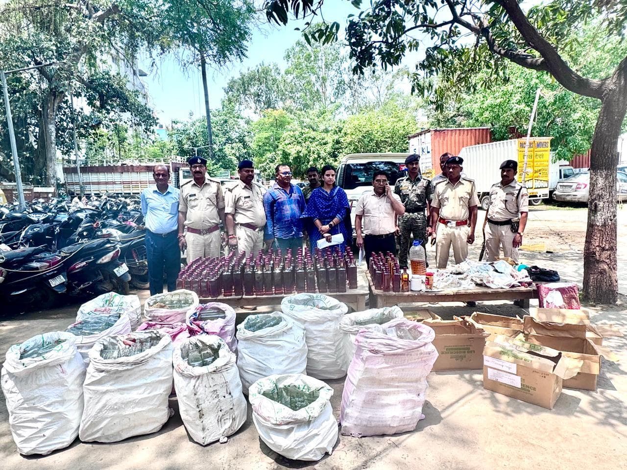 संपतचक के मितनचक में बन रही थी नकली शराब, रैपर व बोतल बरामद