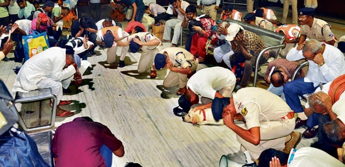 Bhagalpur News: सायरन बजते ही दोनों कान बंद कर किसी मजबूत दीवार के पास झुक कर बैठ जाएं