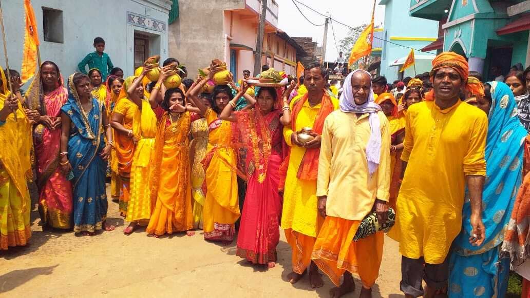 Dhanbad News: प्राण-प्रतिष्ठा को लेकर देवली में निकली कलश यात्रा