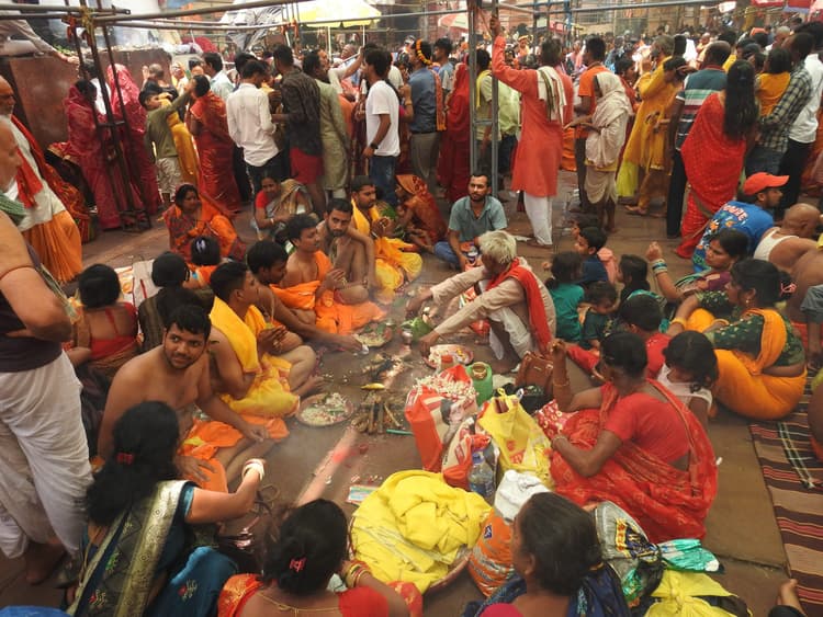 Deoghar news ; शुभ लग्न पर बाबा मंदिर में उमड़े श्रद्धालु, खूब हुए उपनयन-मुंडन और विवाह अनुष्ठान