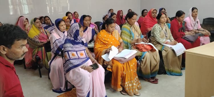 Motihari: आशा कार्यकर्ताओं के साथ हुई समीक्षा बैठक