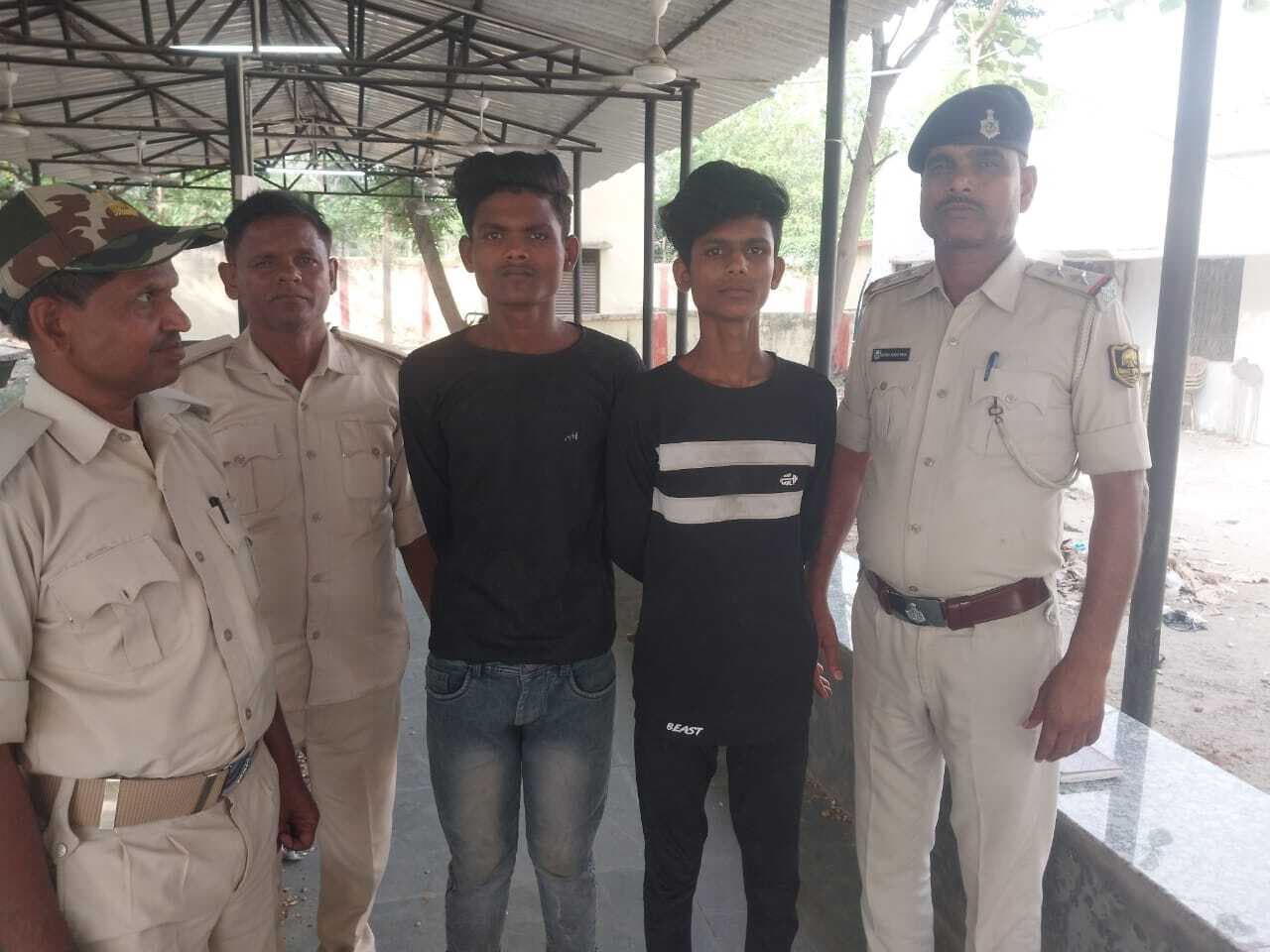 Motihari : चोरी की बाइक बेचने जा रहे दो बदमाश गिरफ्तार