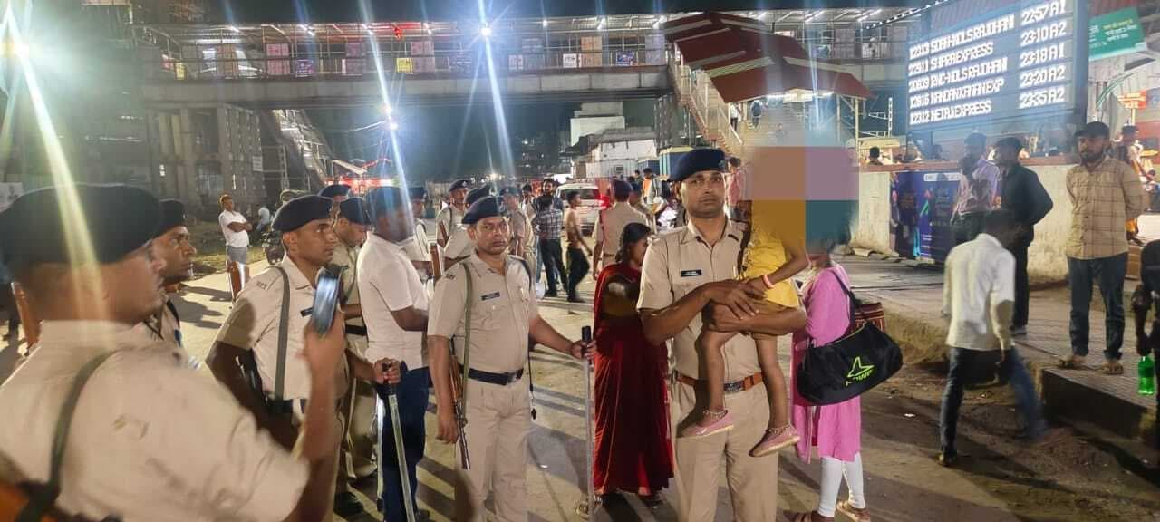 किसी की पत्नी छूट गयी तो किसी की बच्ची, आरपीएफ ने मिलाया