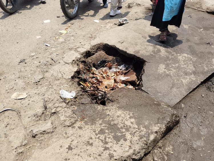 चांदनी चौक पर नाले का टूटा स्लैब, दुर्घटना की आशंका