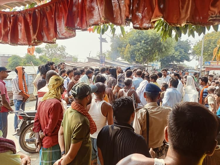 अज्ञात वाहन की ठोकर से ई रिक्शा पर सवार एक महिला की मौत, दो गंभीर