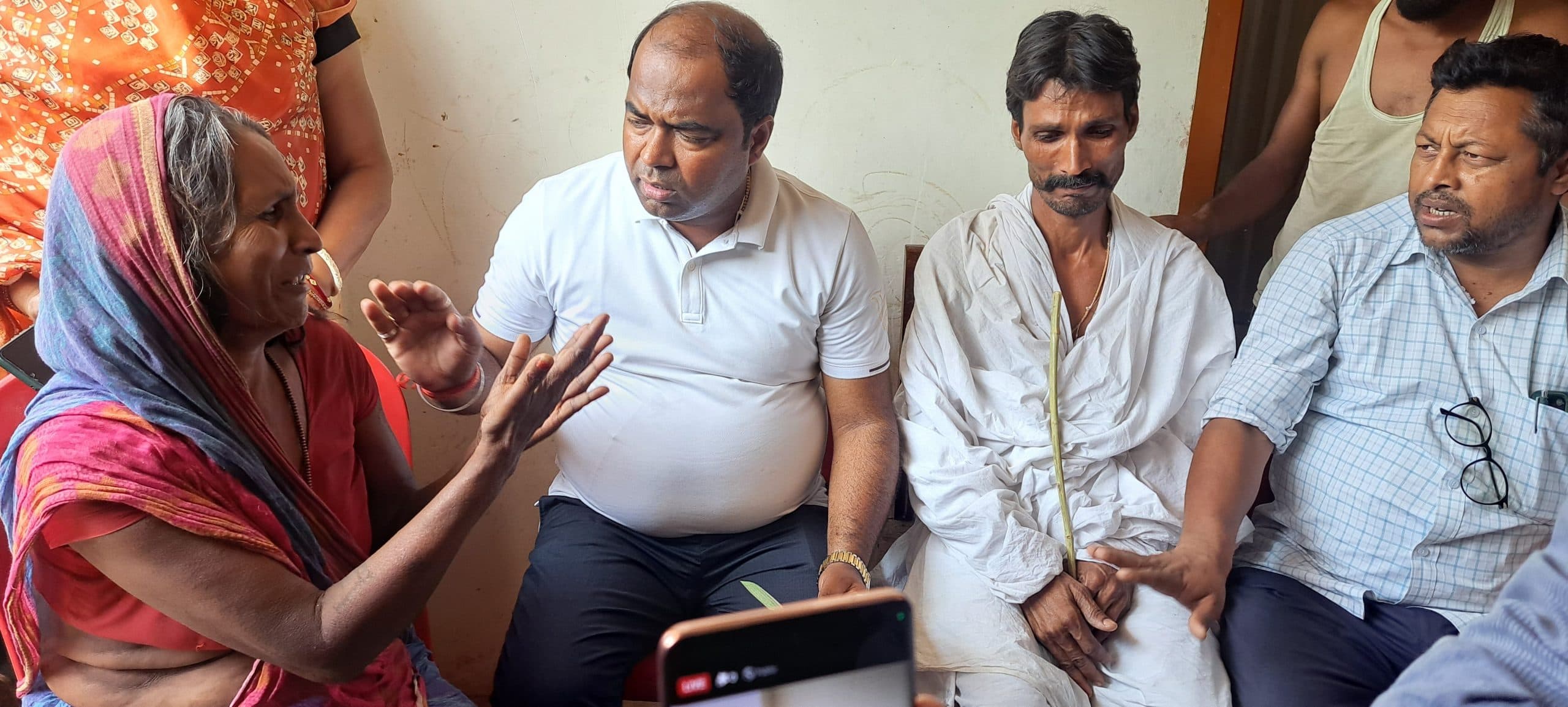 मृतक नाई के परिजनों से मिले वीआईपी के राष्ट्रीय उपाध्यक्ष, हर संभव मदद का दिया भरोसा