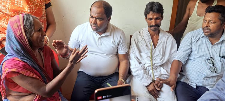 मृतक नाई के परिजनों से मिले वीआईपी के राष्ट्रीय उपाध्यक्ष, हर संभव मदद का दिया भरोसा