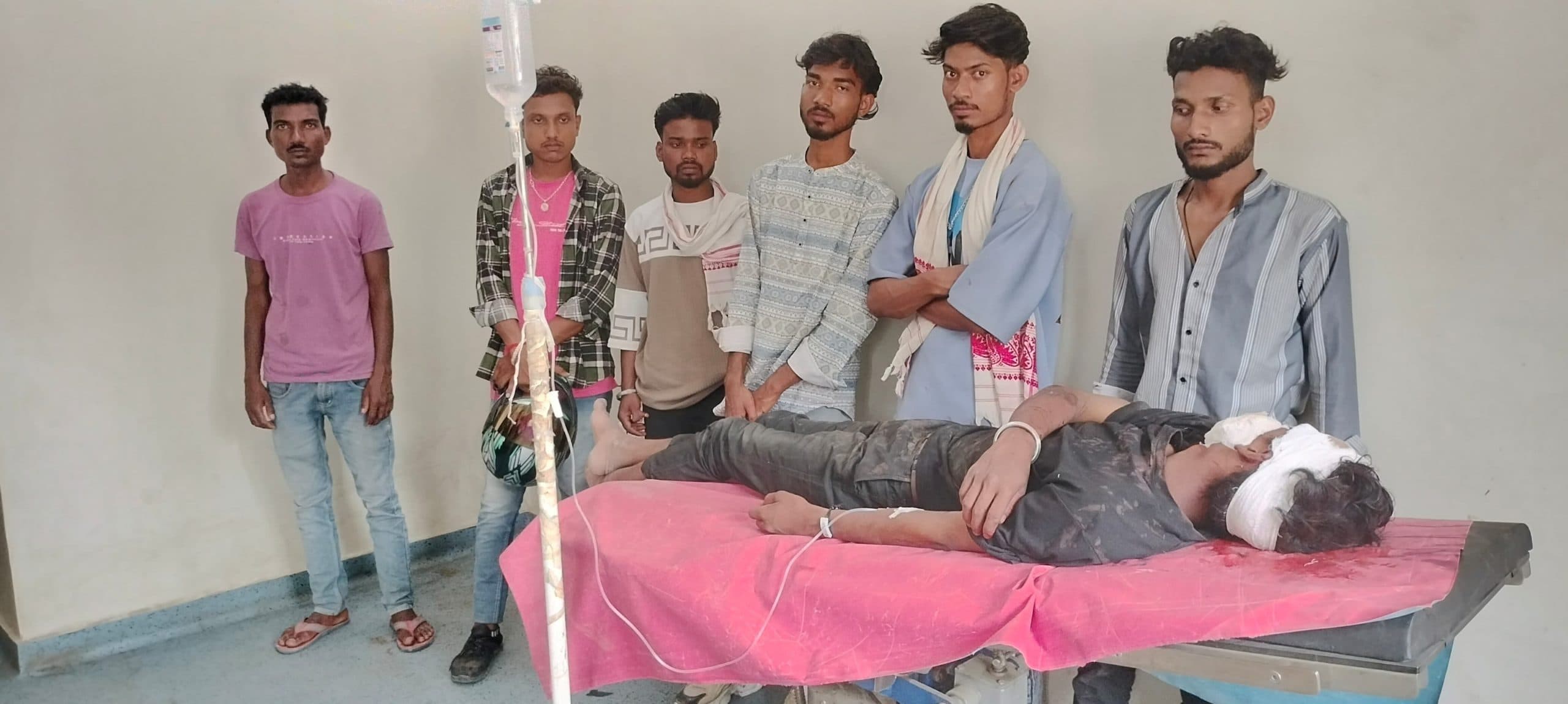 बाइक से गिर कर एक किशोर गंभीर रूप से जख्मी