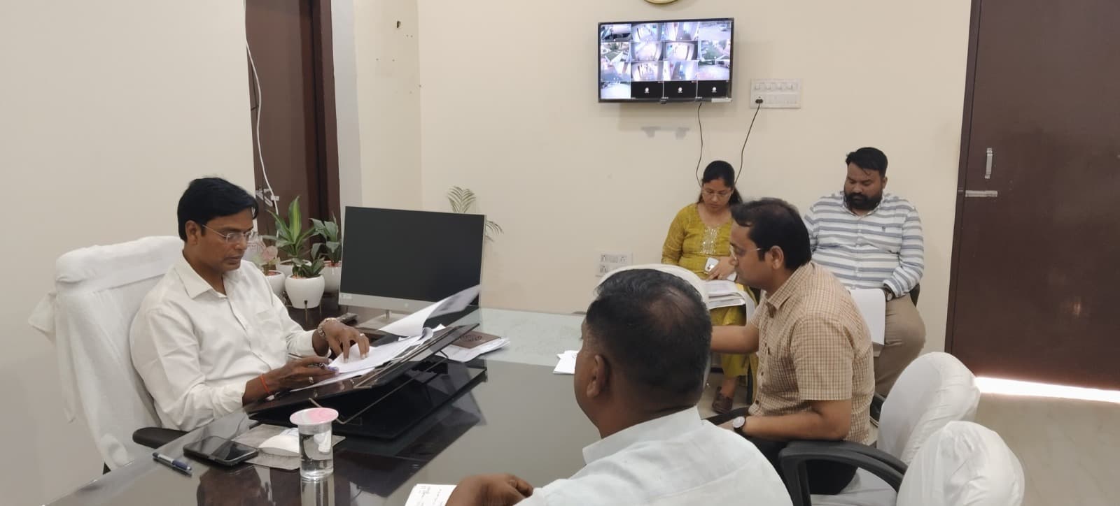 जिलाधिकारी की अध्यक्षता में वीरपुर अनुमंडल में राजस्व समीक्षा बैठक आयोजित