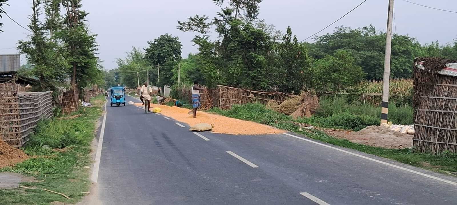 आवागमन के लिए बनायी गयी सड़क बना खलियान