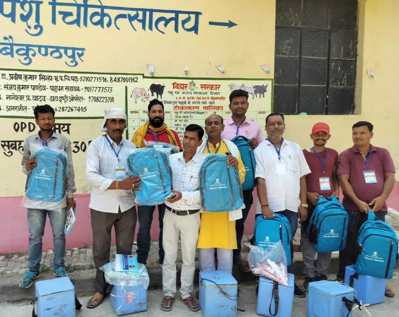 पशु टीकाकरण के लिए वैक्सीनेटरों को दी गयी किट